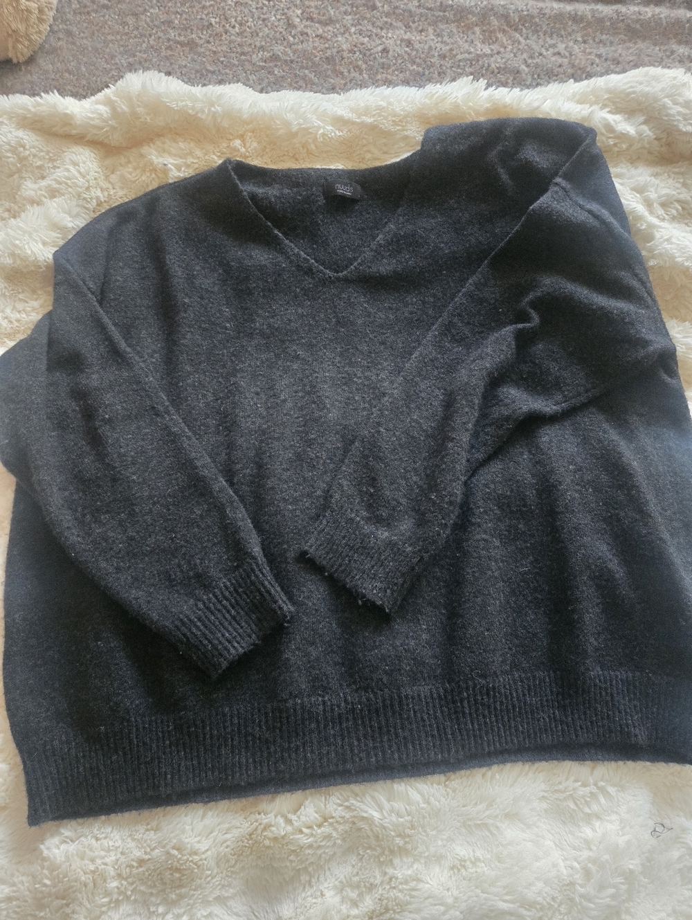 NUUDS vneck Sweater Size Large